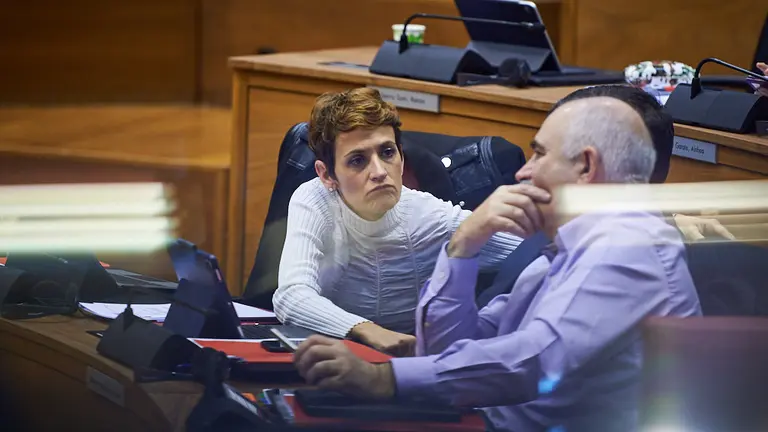 La presidenta del gobierno, María Chivite, durante el pleno parlamentario. MIGUEL OSÉS