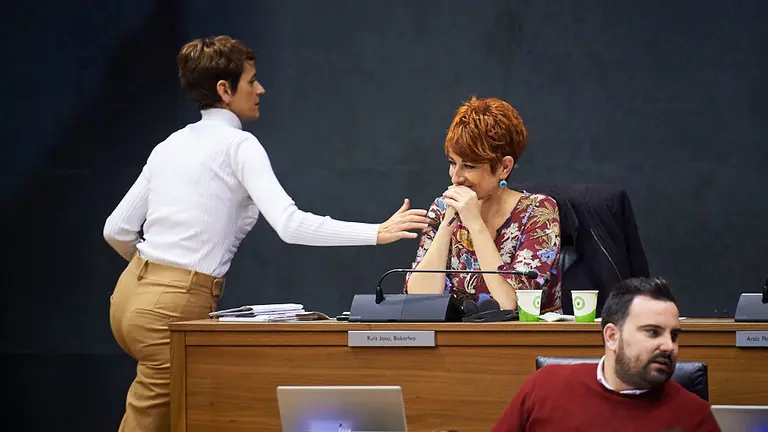 Maria Chivite, presidenta del gobierno de Navarra, toca el hombro de la portavoz de Eh Bildu Bakartxo Ruiz. MIGUEL OSÉS