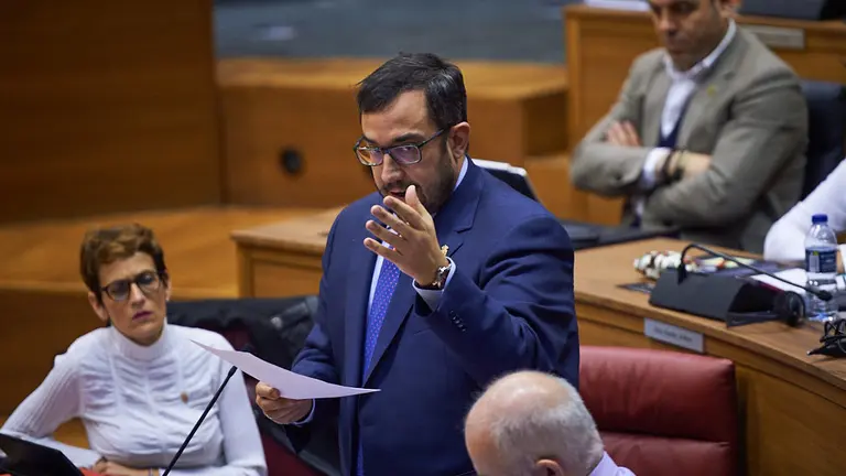 El vicepresidente del Gonbierno de Navafrra, Javier Remirez, durante el pleno parlamentario. MIGUEL OSÉS