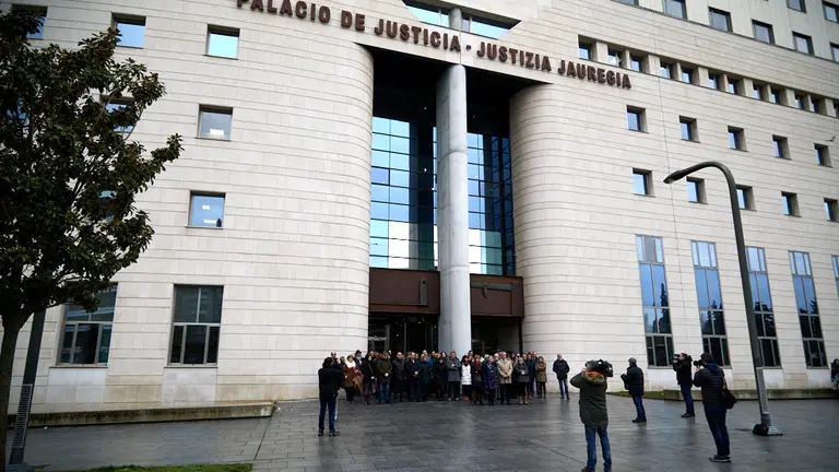 Minuto de silencio en el Palacio de Justicia en memoria de los menores fallecidos en el accidente de Estella, hijos de un funcionario en el juzgado de esta localidad. IÑIGO ALZUGARAY