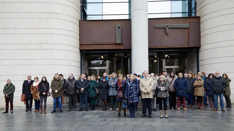 Minuto de silencio en el Palacio de Justicia en memoria de los menores fallecidos en el accidente de Estella, hijos de un funcionario en el juzgado de esta localidad. IÑIGO ALZUGARAY