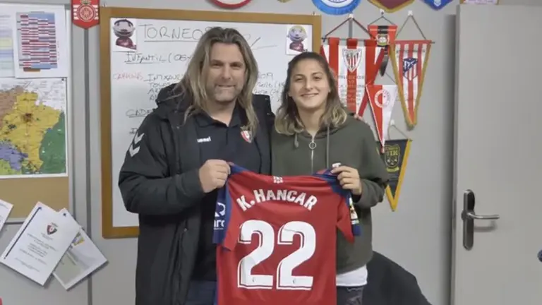 La jugadora turca ya conoce a sus nuevas compañeras en Tajonar. CA Osasuna.