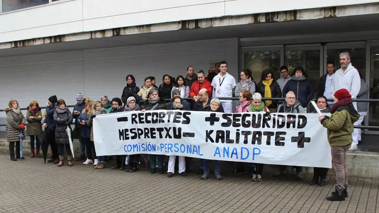 Concentración que reclama mejoras laborales en el Centro San Jose. LAB