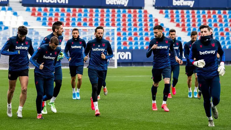 Entrenamiento de los jugadores del Levante UD en el estadio Ciudad de Valencia. @LevanteUD.