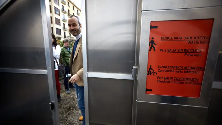 El concejal Fermín Alonso participa en la apertura de la red de aparcamientos públicos para bicicletas cubiertos y rotatorios en el entorno de la Plaza de Toros. IÑIGO ALZUGARAY