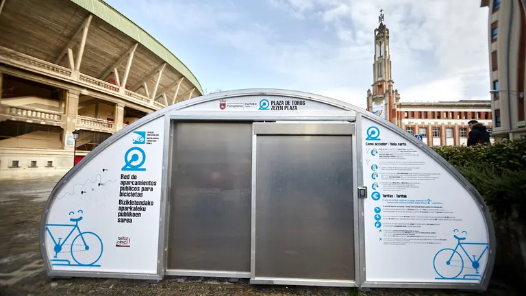 El concejal Fermín Alonso participa en la apertura de la red de aparcamientos públicos para bicicletas cubiertos y rotatorios en el entorno de la Plaza de Toros. IÑIGO ALZUGARAY