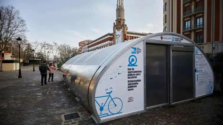 El concejal Fermín Alonso participa en la apertura de la red de aparcamientos públicos para bicicletas cubiertos y rotatorios en el entorno de la Plaza de Toros. IÑIGO ALZUGARAY