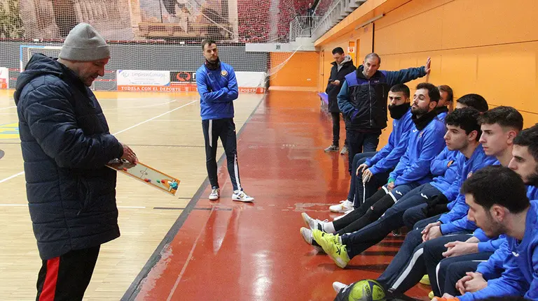 José Lucas Mena &#34;Pato&#34; hablando con sus jugadores en el pabellón Ciudad de Tudela. Cedida.