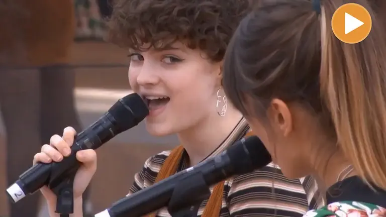 Las navarras Anne y Maialen durante el segundo pase de micros de su duo en euskera. YOUTUBE OT (player)