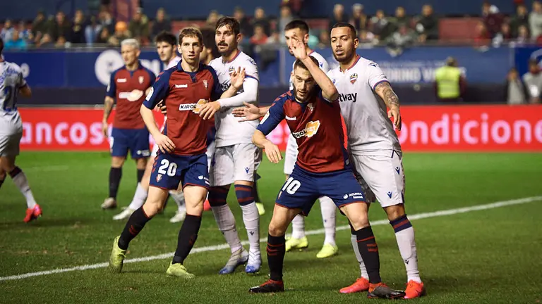 Osasuna se enfrenta al Levante en El Sadar. MIGUEL OSÉS