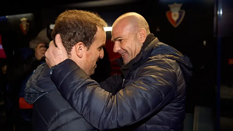 Los entrenadores Jagoba Arrasate y Paco López se saludan en El Sadar. MIGUEL OSÉS.