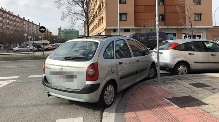 Coches mal aparcados en la zona norte de la Rochapea. CEDIDA