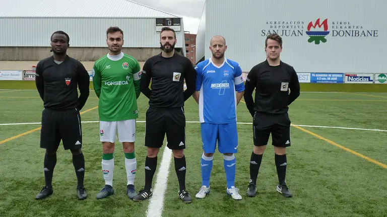 Trio arbitral con el Sr Apesteguía y capitanes del San Juan - Ardoi.