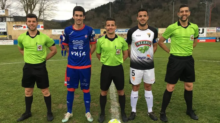 Trio arbitral y capitanes del partido Amorebieta - Tudelano en Urritxe. @SDAmorebieta.