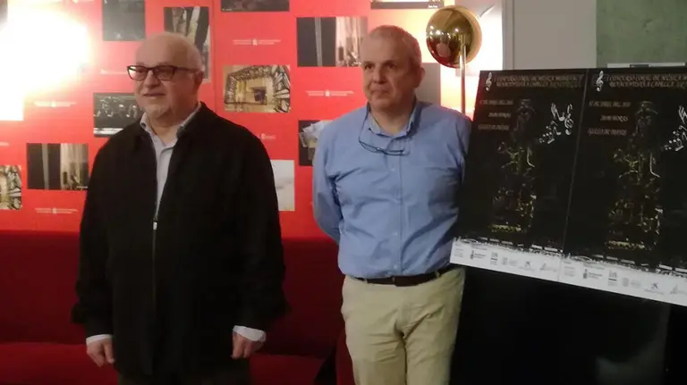 El nuevo presidente de la Fundación, Juan Manuel Rubio, a la derecha de la foto, junto a Javier del Cura, director del Misterio de Obanos CEDIDA