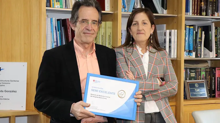 El doctor Ángel Luis Sampériz recoge un galardón de manos de la doctora Juana Carretero GOBIERNO DE NAVARRA