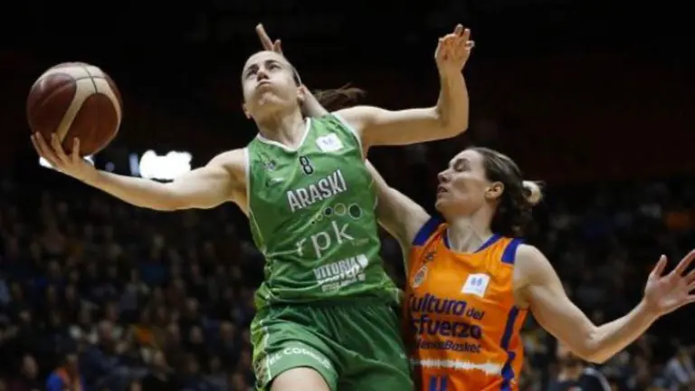 La navarra María Asurmendi en una entrada a canasta con el Araski de Vitoria. @MariaAsurmendi.