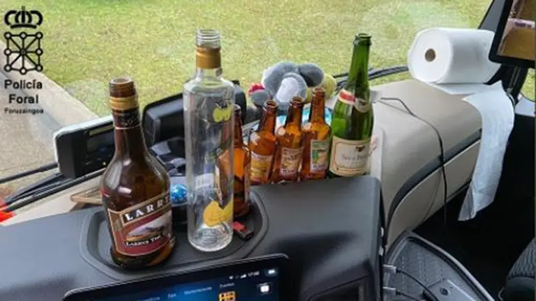 Cabina del camión que ha sufrido un accidente y cuyo conductor ha huido en Navarra POLICÍA FORAL