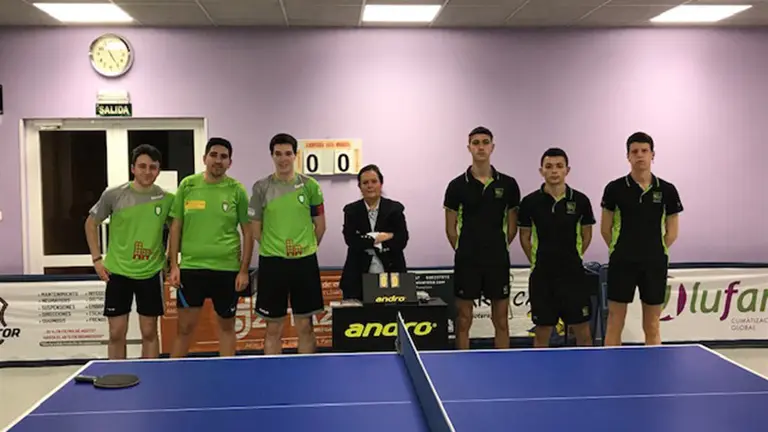 Partido entre los deportistas del Anaitasuna y de Oberena de tenis de mesa. Cedida.
