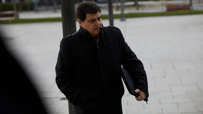 El exsecretario de la Junta Directiva de Osasuna, Pedro Baile, acude al juicio por el &#39;Caso Osasuna&#39; en el Palacio de Justicia de Pamplona. IÑIGO ALZUGARAY