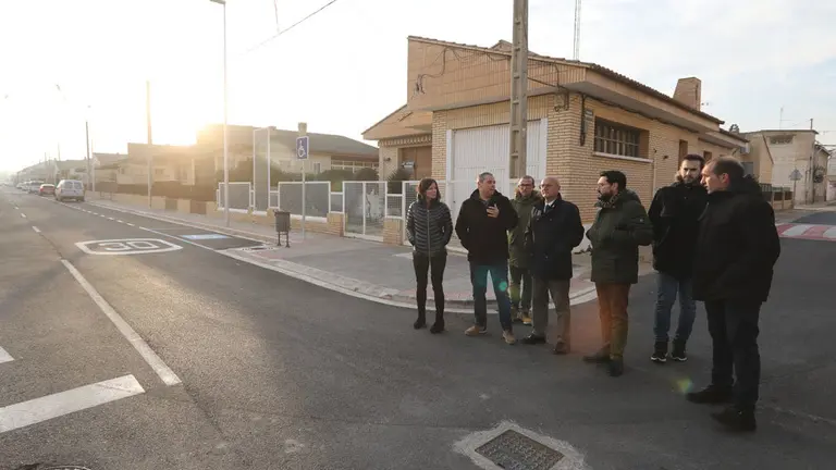 El consejero Ciriza; el director general de Administración Local y Despoblación, Jesús Mª Rodríguez; la directora general de Transportes, Berta Miranda; el alcalde de Castejón, David Álvarez; y varios representantes del Consistorio visitan las calles reformadas en la localidad. CEDIDA