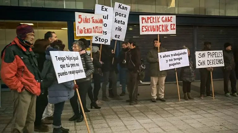 Varias personas se concentran frente a las puertas de la Oficina de Extranjería ubicada en la avenida Guipúzcoa de Pamplona. CEDIDA