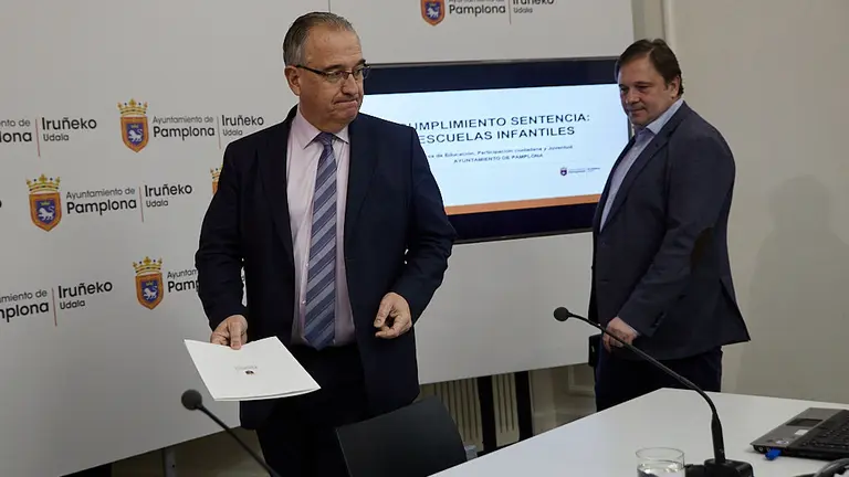 Enrique Maya y Fernando Sesma presentan las novedades en torno a la oferta de plazas en las Escuelas Infantiles Municipales de Pamplona. IÑIGO ALZUGARAY