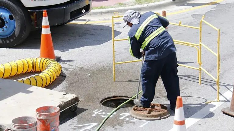 Un operario realiza obras en una carretera. ARCHIVO
