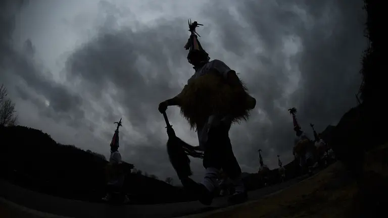 Los Joaldunak de Ituren recorren las calles del pueblo durante los carnavales. MIGUEL OSÉS