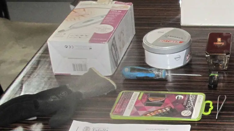Objetos decomisados al hombre detenido por robar en coches de Tafalla. POLICÍA FORAL