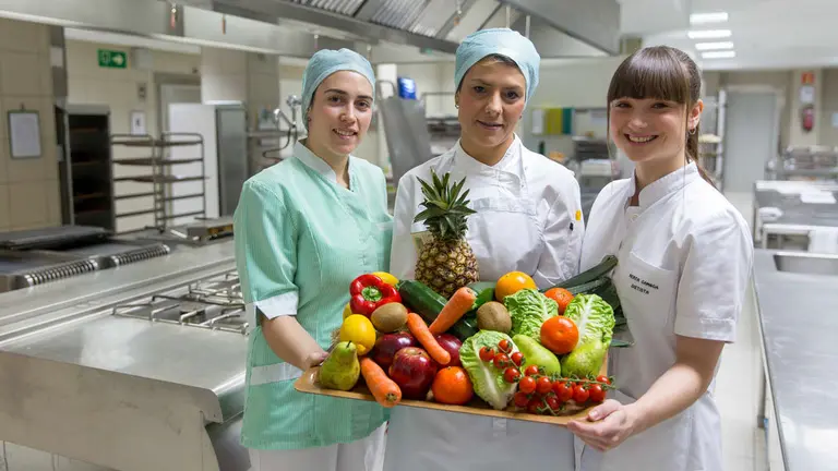 De izq. a dcha. las encargadas de impartir el taller: Delia Yera, Patricia
Ducar y Nerea Gamboa, del Servicio de Dietas de la Clínica Universidad de Navarra. CEDIDA