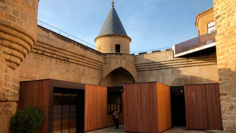 Volúmenes instalados en el patio del castillo de Olite. CEDIDA