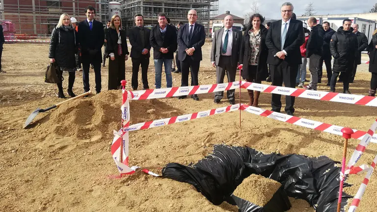 Foto de grupo de los asistentes a la puesta de la primera piedra del centro Bidealde. CEDIDA