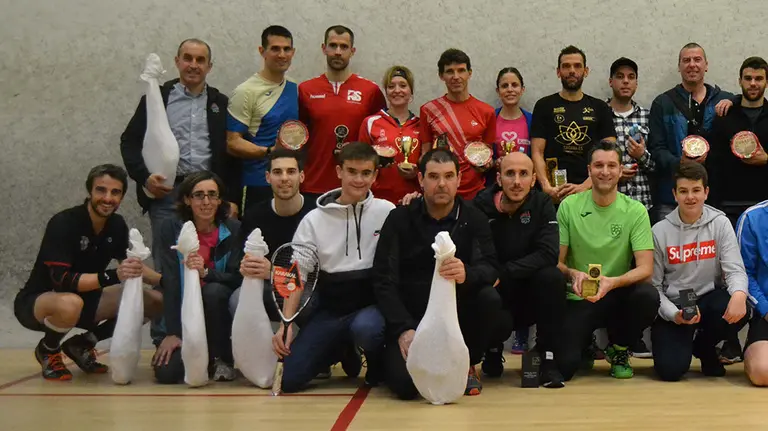 Premiados en el torneo de squash en la AD San Juan. Cedida.