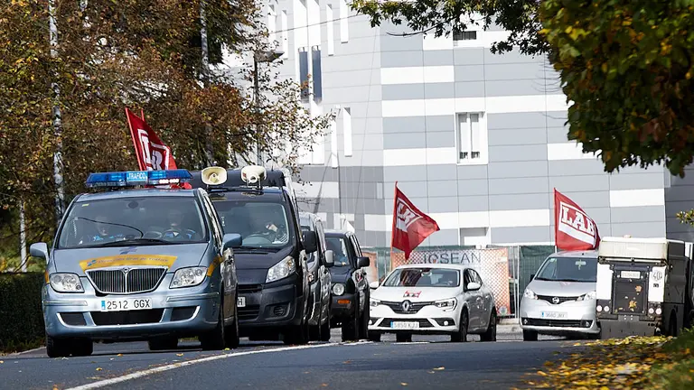 El sindicato LAB realiza una caravana de coches en protesta por la condena a dos sindicalistas por unos hechos ocurridos durante la huelga en Huerta de Peralta. IÑIGO ALZUGARAY