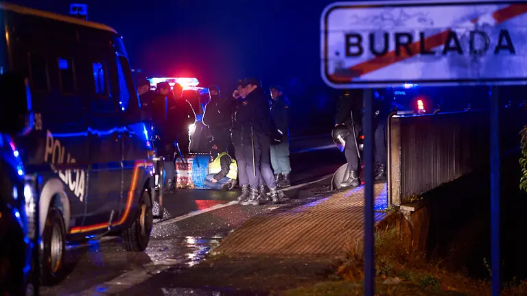 Corte de carreteras en Burlada durante la jornada de huelga. MIGUEL OSÉS