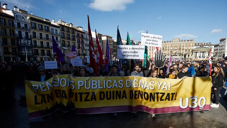 Manifestación en Pamplona por la huelga general convocada por ELA, LAB ESK, CNT, STEILAS, EHNE, HIRU y Etxalde, junto a diversos colectivos. IÑIGO ALZUGARAY