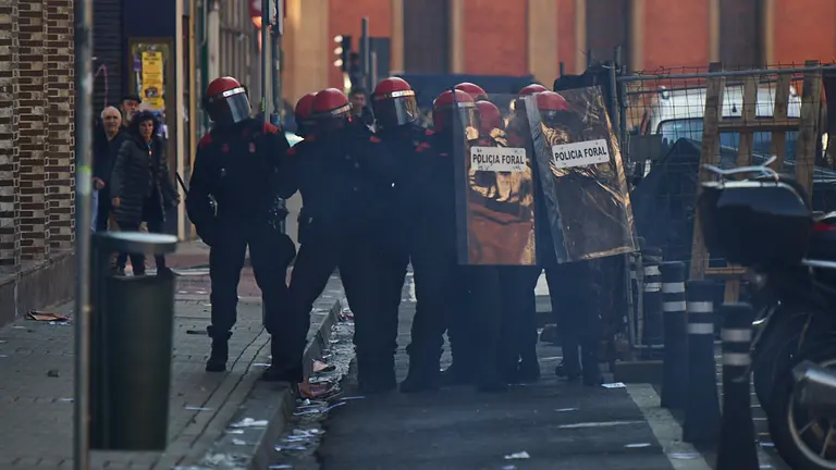 Momentos de tensión tras la manifestación por la Huelga General. MIGUEL OSÉS