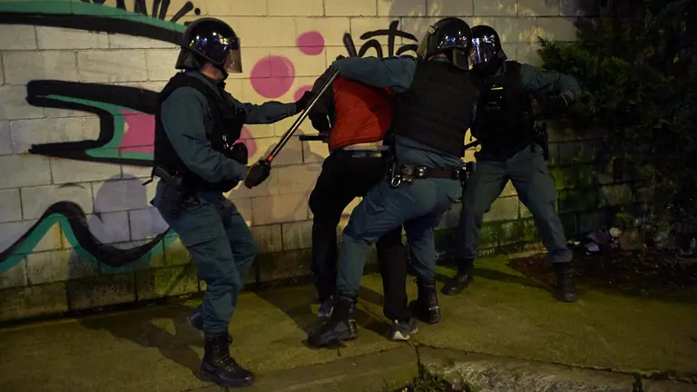 Altercados en el Centro Comercial de La Morea durante los piquetes de la Huelga General. MIGUEL OSÉS