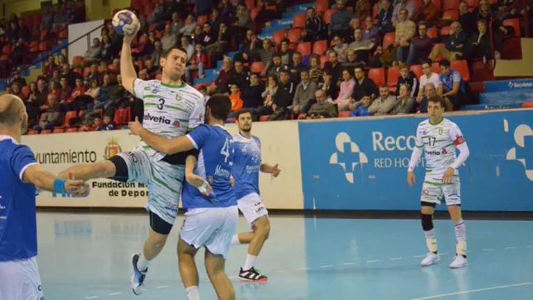 Antonio Bazán en acción ante la defensa rival. @atlvalladolid.