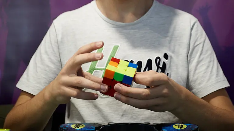 El concejal de Juventud, Fernando Aranguren, presenta el campeonato oficial de Cubos de Rubik Iruña Open 2020 en la Casa de la Juventud de Pamplona. IÑIGO ALZUGARAY