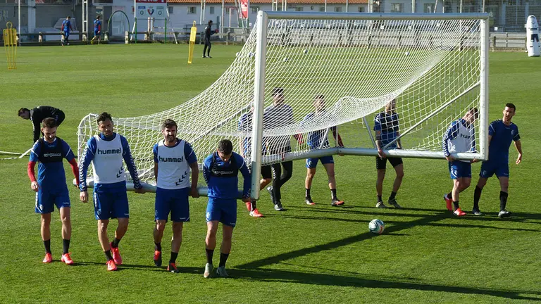 Los jugadores de Osasuna trasladan una portería en Tajonar. Navarra.com