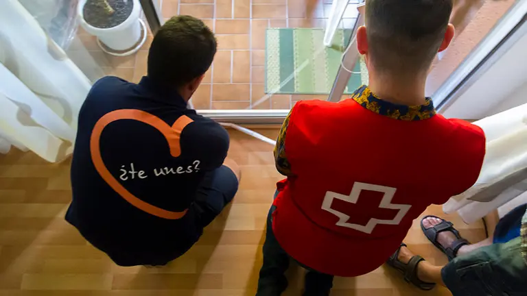 Personal de Cruz Roja atiende a una persona para mejorar la eficiencia energética de su hogar. CEDIDA