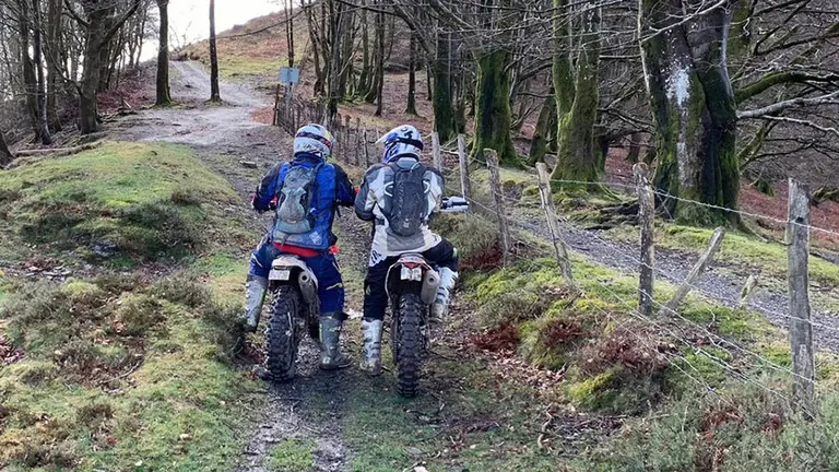 Motoristas denunciados por circular por pistas de montaña prohibidas. POLICÍA FORAL