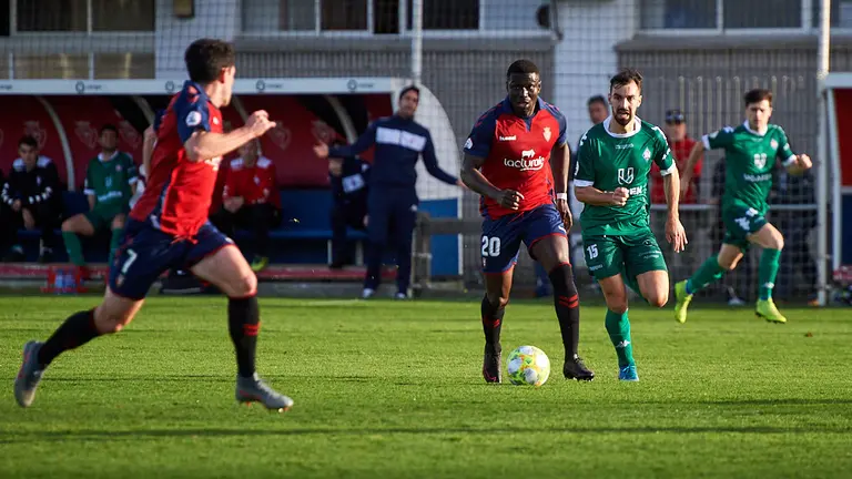 Osasuna Promesas se enfrenta al Amorebieta en las instalaciones de Tajonar. MIGUEL OSÉS