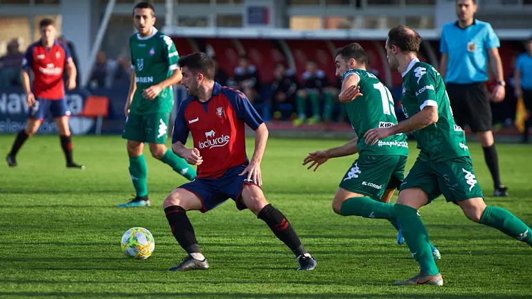 Osasuna Promesas se enfrenta al Amorebieta en las instalaciones de Tajonar. MIGUEL OSÉS