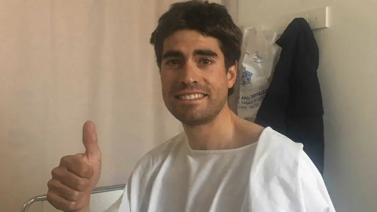 El ciclista Mikel Landa, en una imagen subida por él mismo en el hospital tras el atropello. TWITTER MIKEL LANDA