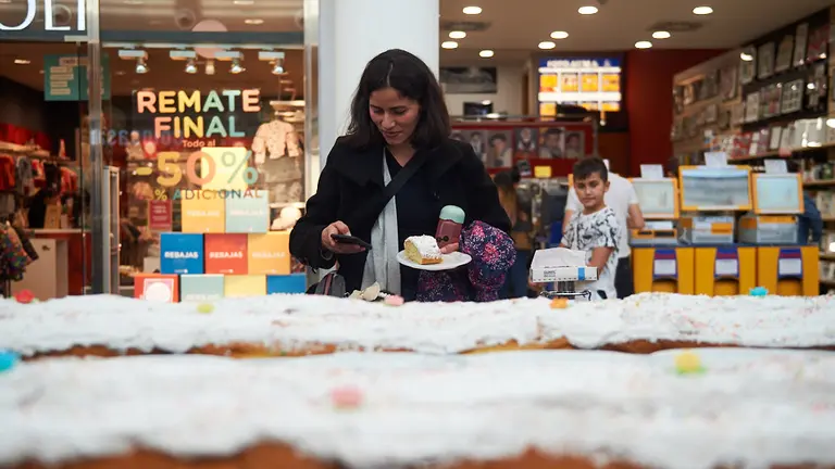 El centro comercial Itaroa retarte un rosco gigante de San Blas. MIGUEL OSÉS