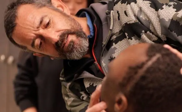 El doctor Cavadas junto al niño operado.