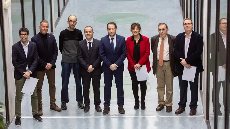Los profesores y profesoras distinguidos, junto con el rector y el vicerrector de Investigación. De izda. a dcha. Miguel Beruete, MIkel Izquierdo, Roberto Ezcurra, Fco. Javier Arregui (vicerrector), Ramón Gonzalo (rector), Mercedes Sánchez García, Javier Faulín y Fernando Lera.